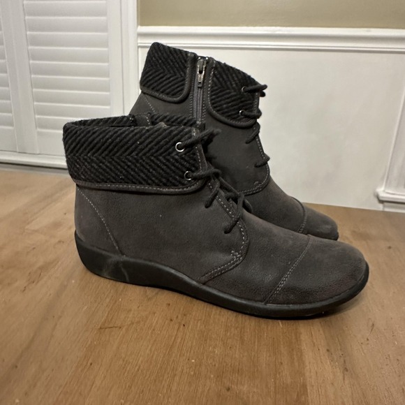 Clarks Ankle Boots Womens Size 8 Gray Knit Cuff Side Zip Lace Up Comfort Casual - Picture 1 of 6